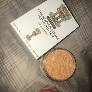 Nefertiti loose highlight powder